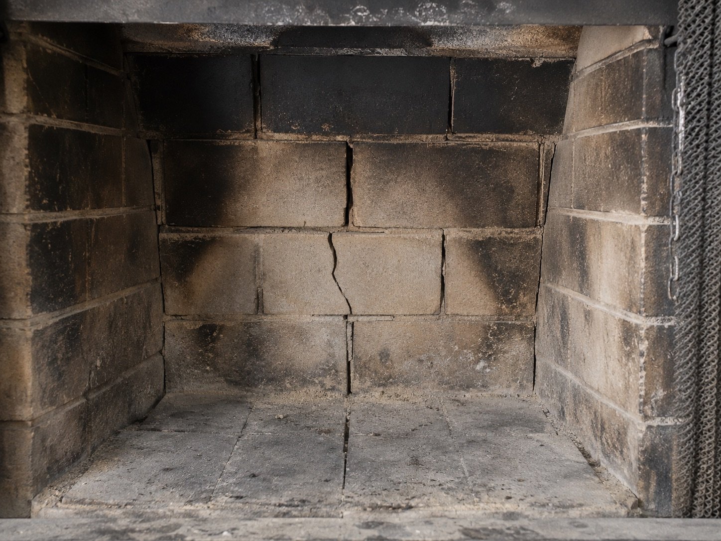 Firebox with cracked firebrick needs mortar